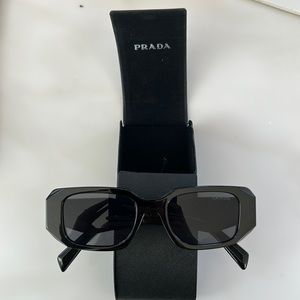 Rectangular sunglasses with luxury details